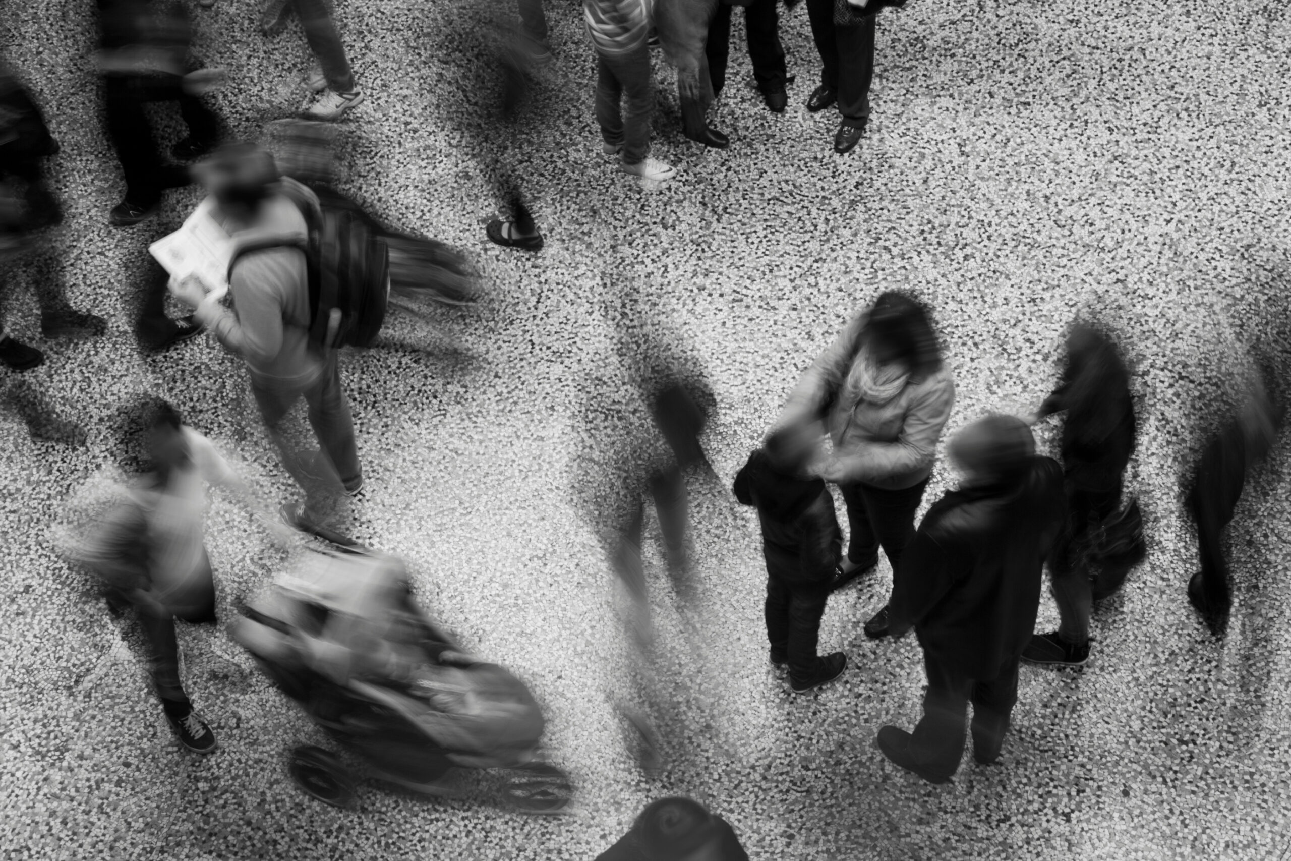 Pessoas em movimento em um ambiente compartilhado